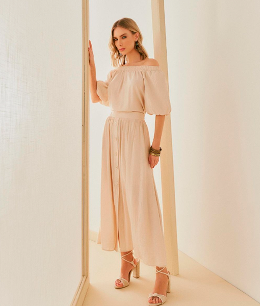 Conjunto de saia com cós elástico costas e blusa ombro a ombro, todo em crepe textura